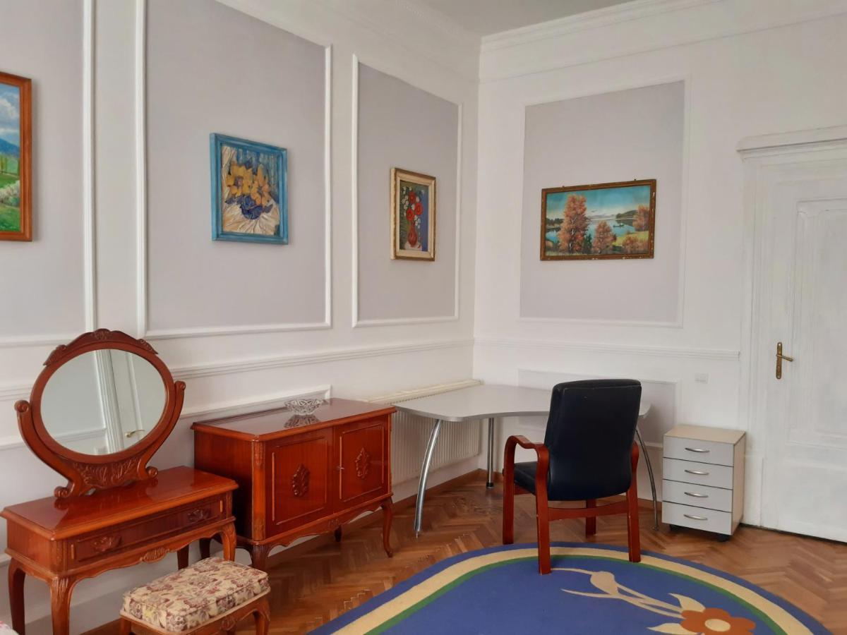 Старовинні Апартаменти У Центрі Міста Użhorod Zewnętrze zdjęcie
