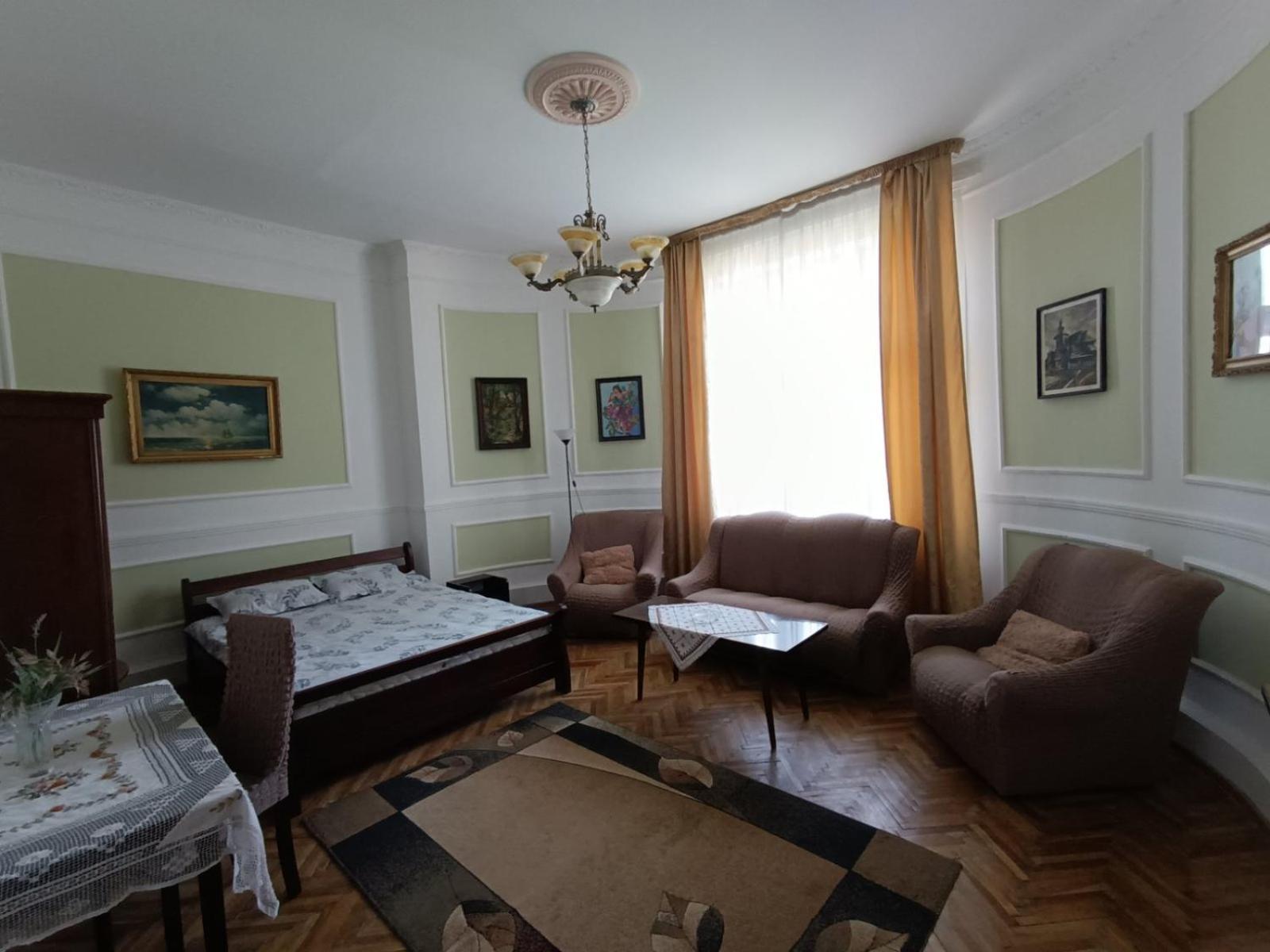 Старовинні Апартаменти У Центрі Міста Użhorod Zewnętrze zdjęcie